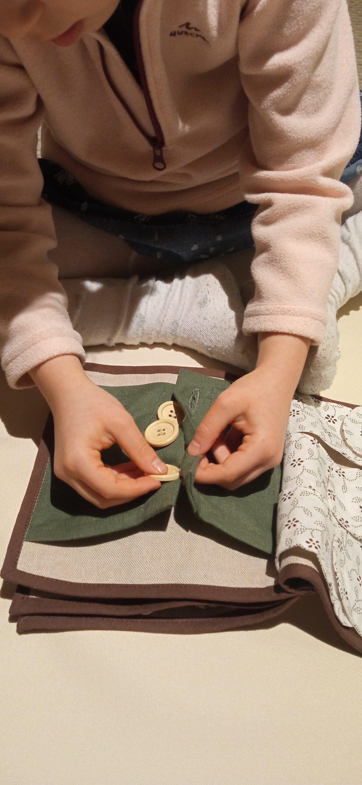 Montessori Matatókönyv - az önálló öltözködéshez - Image 4