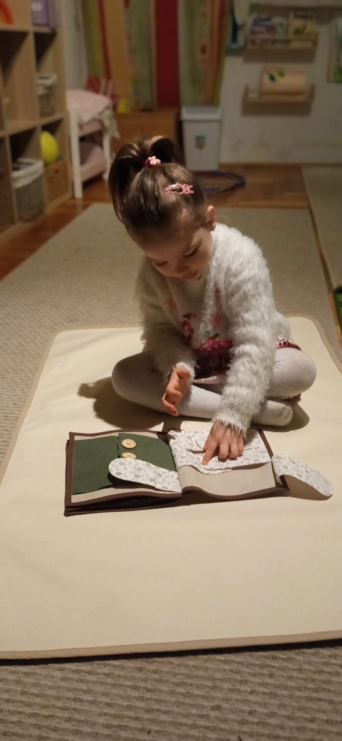 Montessori Matatókönyv - az önálló öltözködéshez - Image 8
